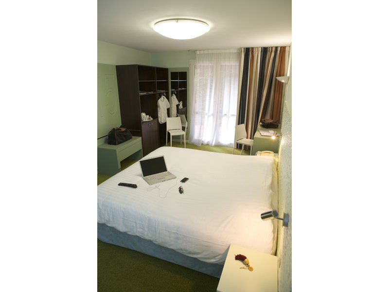 Logis Le Rabelais Hotel- Restaurant - Spa Фонтене-ле-Конт Екстер'єр фото